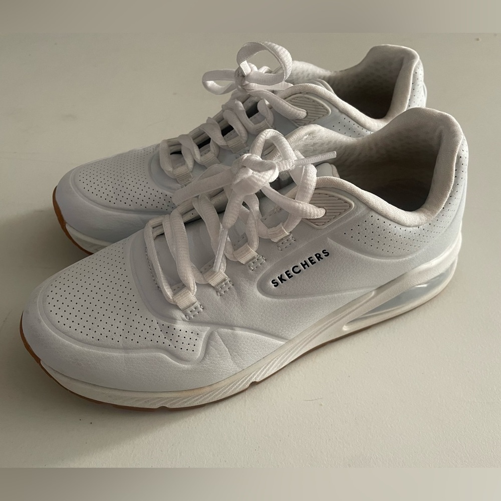 WHITE SKECHERS